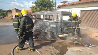 Carro pega fogo em Araguaína