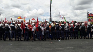 Manifestantes furam bloqueio e se aproximam do Planalto; PM usa spray de pimenta