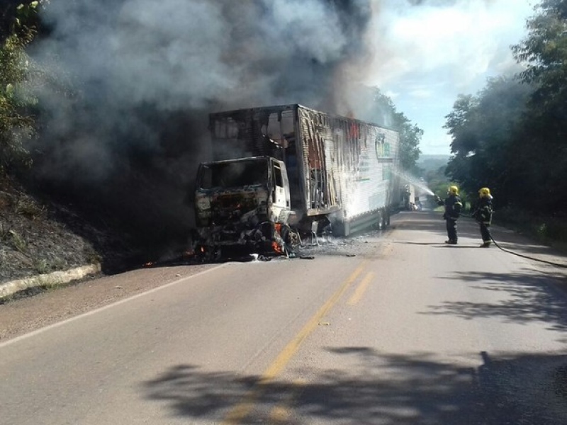 Caminhão pegou fogo na BR-153