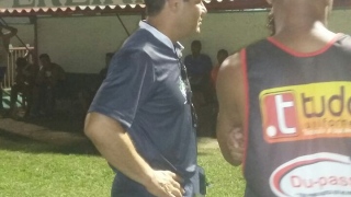 Léo Goiano conversa com jogadores após treinamento