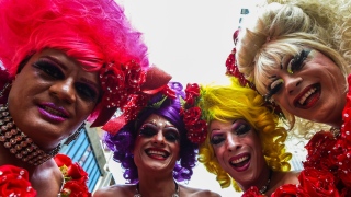 Parada LGBT reúne multidão na Avenida Paulista, confira galeria de imagens