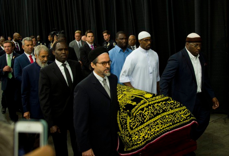 Funeral muçulmano de Muhammad Ali reúne cerca de 16 mil pessoas
