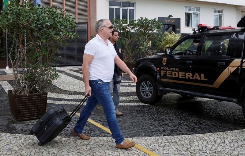 Carlinhos Cachoeira deixa hotel e volta para prisão no Rio de Janeiro