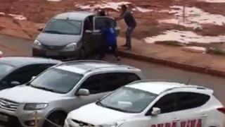 Mulher é arrancada de carro à força e ladrões batem carro ao dar ré para fugir; veja vídeo