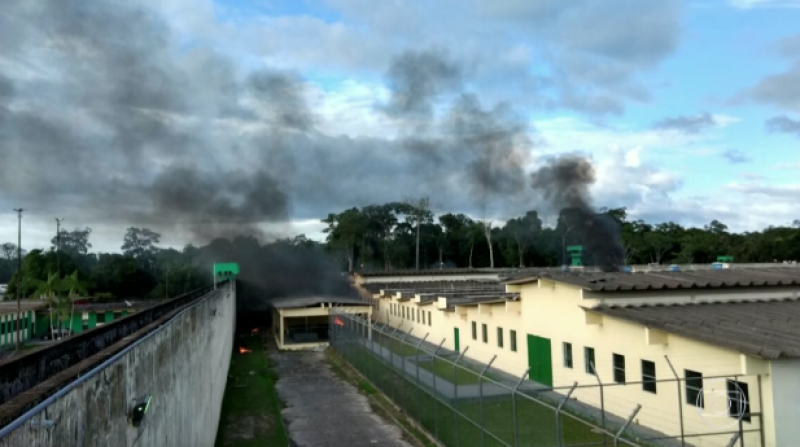 Amazonas vai alugar contêiner para guardar os 60 corpos de presos mortos em rebelião