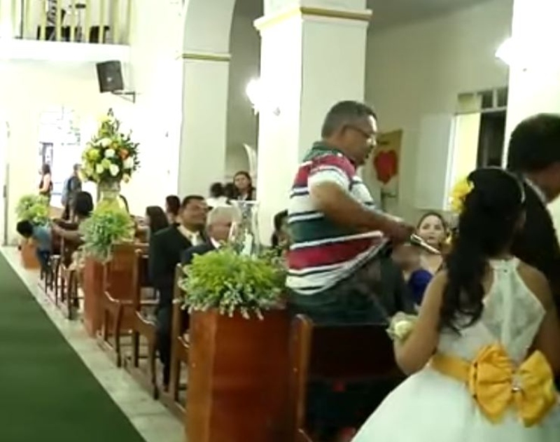 Homem invade casamento, atira em convidados e sai tranquilamente; veja vídeo