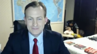Crianças interrompem entrevista ao vivo na TV britânica e especialista passa aperto; veja