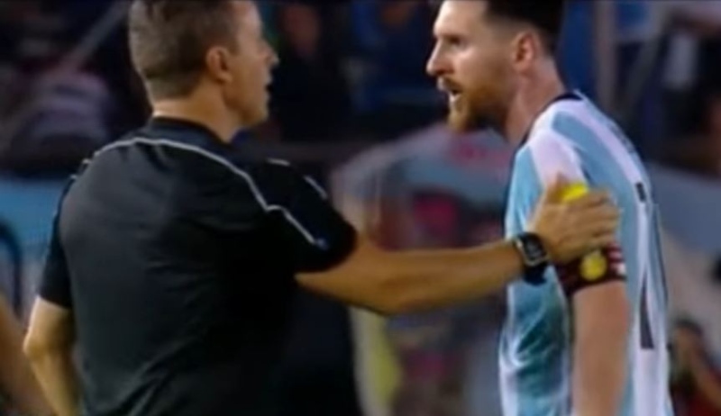 Messi é suspenso por quatro jogos após xingar assistente brasileiro