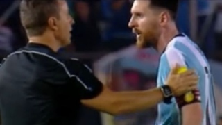 Messi é suspenso por quatro jogos após xingar assistente brasileiro