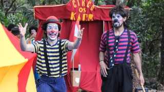 Os Kaco - Os integrantes do circo Kadu Olivier e Jairo Molina em apresentação para a comunidade