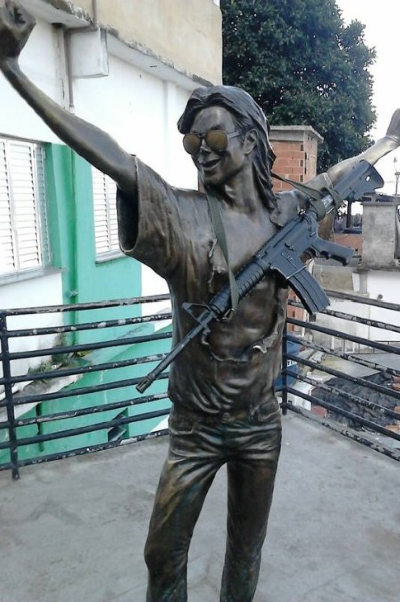 Traficantes põem fuzil em estátua de Michael Jackson no Rio