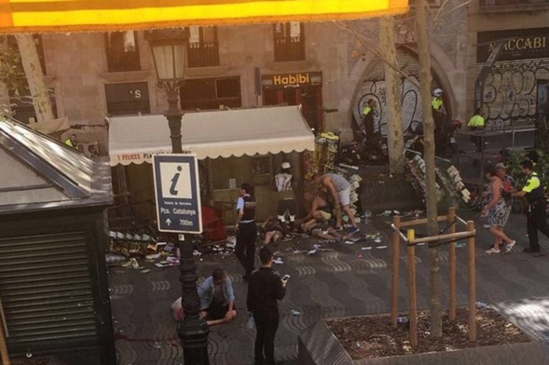 Van atropela dezenas de pessoas em Barcelona, na Espanha