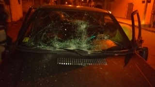 Veículo teve os vidros quebrados 