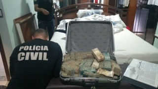 Polícia confirma que mala com dinheiro encontrada em porão escondido de casa de João de Deus tinha R