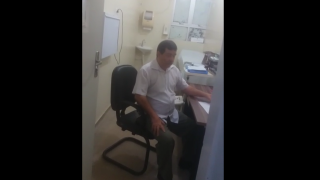 Médico Paulo Rogério Esteves dos Santos em seu consultório no momento em que vídeo foi gravado