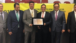 O reitor da Unitins, Augusto Rezende, recebe a honraria em solenidade que ocorreu em Brasília