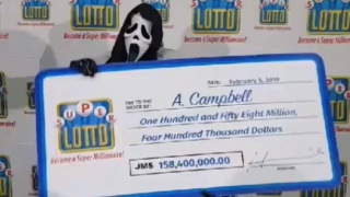 Homem foi receber prêmio na loteria da Jamaica usando máscara do filme 'Pânico'