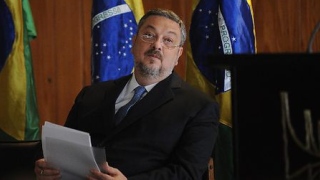 Palocci acusa Lula de combinar recebimento de propinas em compras de helicópteros e submarinos