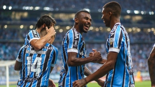 Jogadores do Grêmio comemoram gol sobre o Rosario Central, na Arena do Grêmio