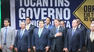 Deputados estaduais e federais ao redor do presidente Jair Bolsonaro, do presidente do Senado Davi A