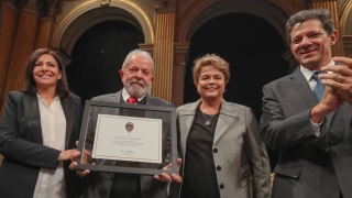 Lula recebe título honorário 