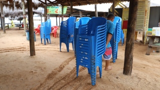 Comerciantes fecharam barracas na Praia do Prata