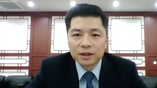 O ministro-conselheiro Qu Yuhui, porta voz da Embaixada da China, na transmissão a jornalistas