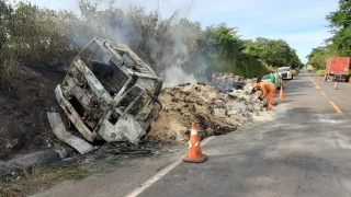 Acidente aconteceu no no km 23 e veículos ficam completamente destruídos 