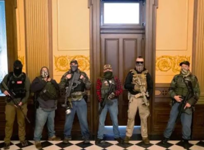 Grupo armado invade parlamento de Michigan para exigir fim do confinamento