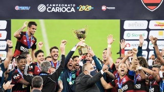Jogadores e dirigentes do Flamengo comemoram título do Campeonato Carioca no gramado do Maracanã