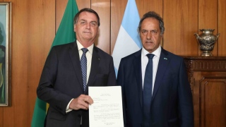 O embaixador Daniel Osvaldo Scioli ao lado do presidente Jair Bolsonaro