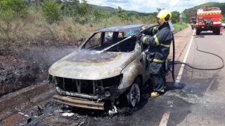 Veículo ficou destruído devido as chamas 