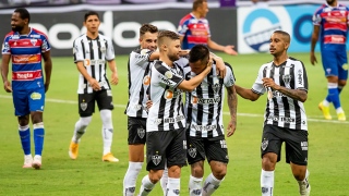 Jogadores do Atlético-MG comemoram gol sobre o Fortaleza