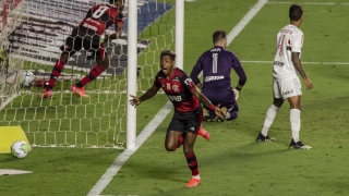 Bruno Henrique comemora gol, Flamengo perde no Morumbi, mas é campeão
