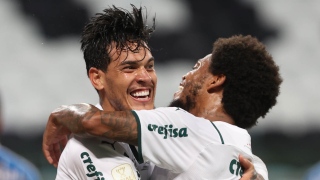 Gustavo Gomez comemora gol com Luiz Adriano