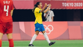 Marta marcou dois gols em goleada na estreia contra a China, pelas Olimpíadas 