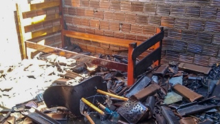 Moveis ficaram destruídos com o fogo na residência 