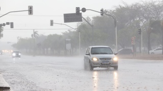 Chuva na Avenida Teotônio Segurado, no centro de Palmas