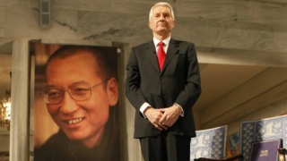 Membro do Comitê ao lado da cadeira vazia de Xiaobo
