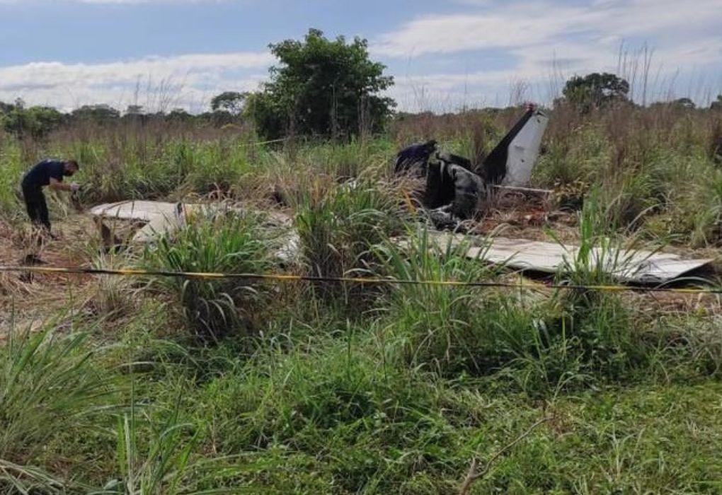 Investigadores da Força Aérea durante análise de destroços (Divulgação/Ciopaer)