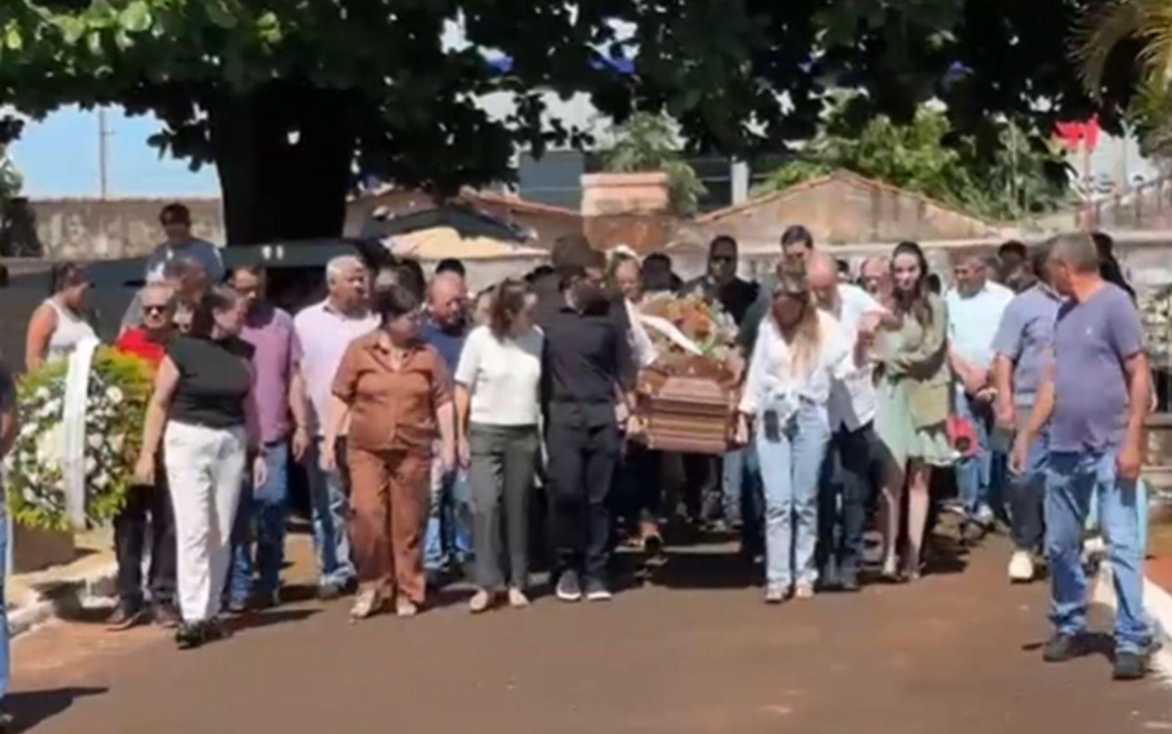 Corpo do filho mais novo morto por secretário é enterrado sob comoção em Itumbiara | Tocantins