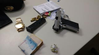 Objetos, arma e dinheiro foram apreendidos com um dos menores
