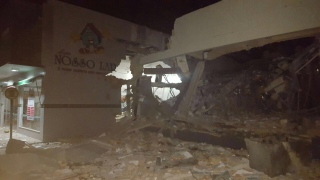 Com explosão parede de loja ao lado do banco foi aberta
