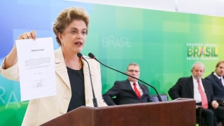 Dilma critica grampos de conversa com Lula e diz que "golpes começam assim"