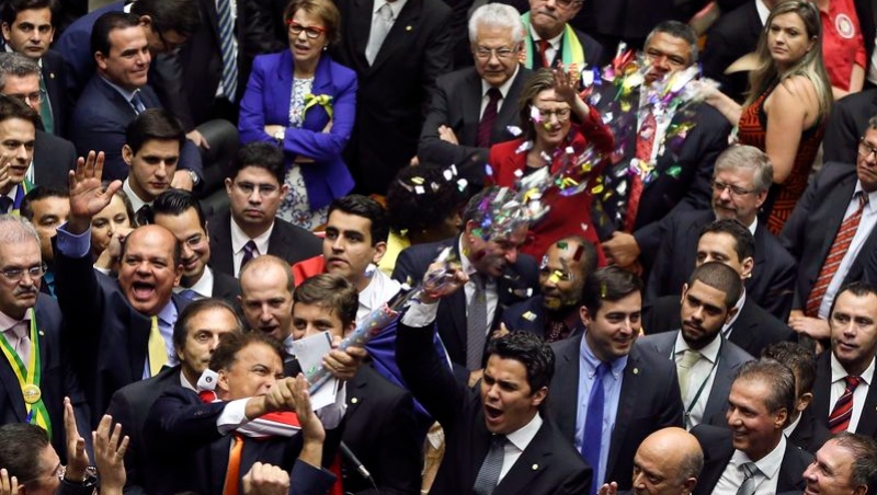Oposição comemora vitória na votação do impeachment contra Dilma