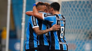 Grêmio bate o Coritiba e assume liderança do Brasileiro