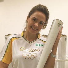 'Olha ela' nas Olimpíadas! Ana Paula Renault carrega tocha olímpica em Fortaleza