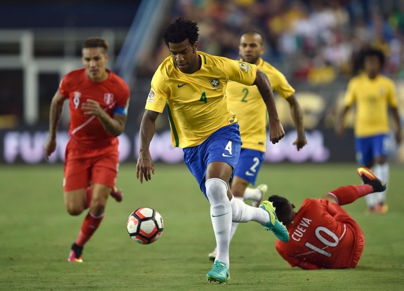 Brasil leva gol de mão, perde do Peru e é eliminado da Copa América