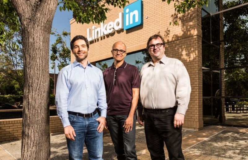 Jeff Weinder, CEO do Linkedni, Satya Nadella, CEO da Microsoft, e Reid Hoffman, cofundador do Linked