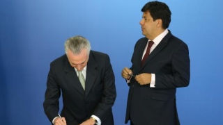O presidente interino Michel Temer, ao lado do ministro Mendonça Filho, assina edital do Fies 2016